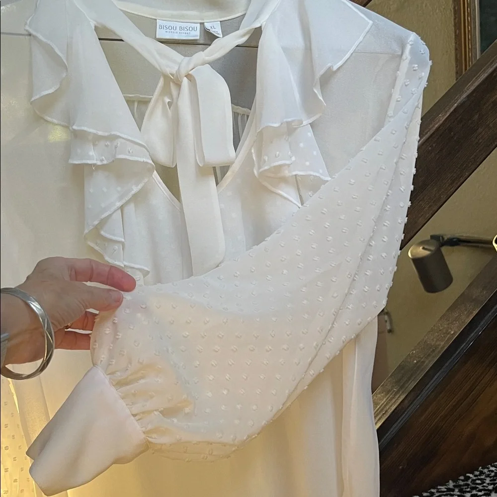 Elegant White Ruffled Blouse - Picture 7 of 11